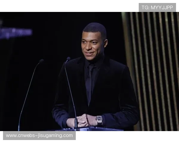 前巴黎球星姆巴佩获金球奖后首次返回法国观赛